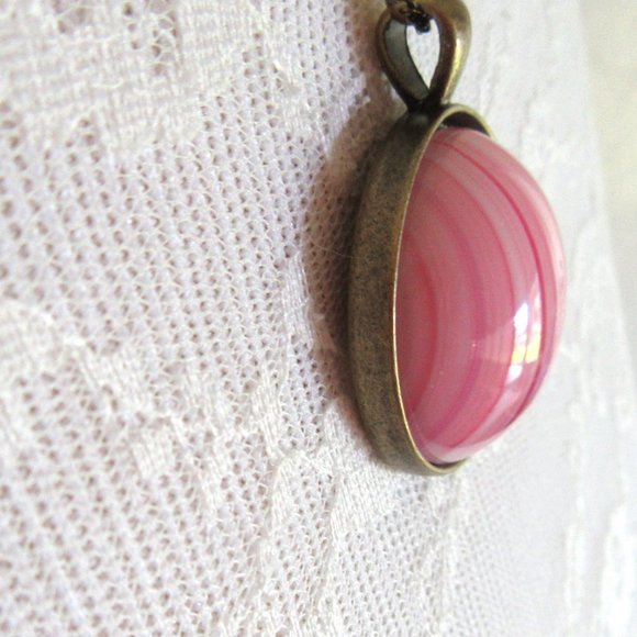 Pink striped agate pendant necklace brass chain - Picture 3 of 7